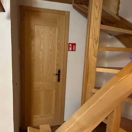 Podlas بيت خشبي *